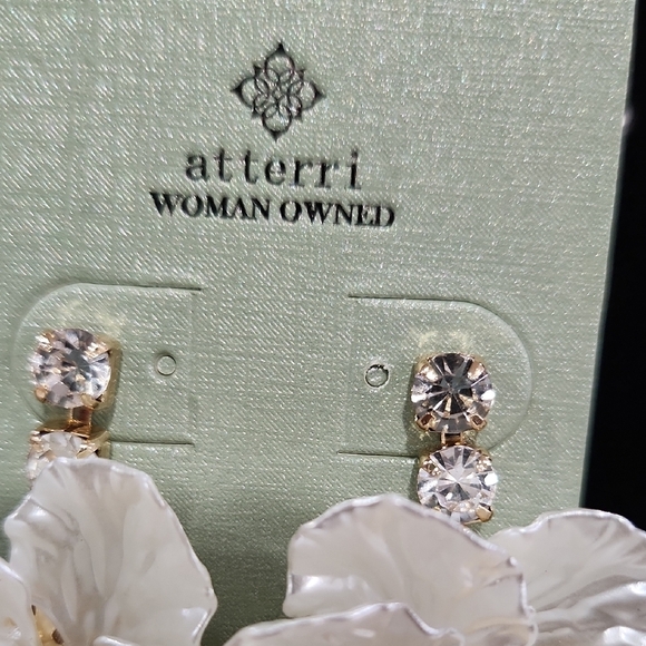 🔹️ ATTERRI 🔹️ Elegant White Floral dangle  Earrings ✨️🤍 - Picture 5 of 6